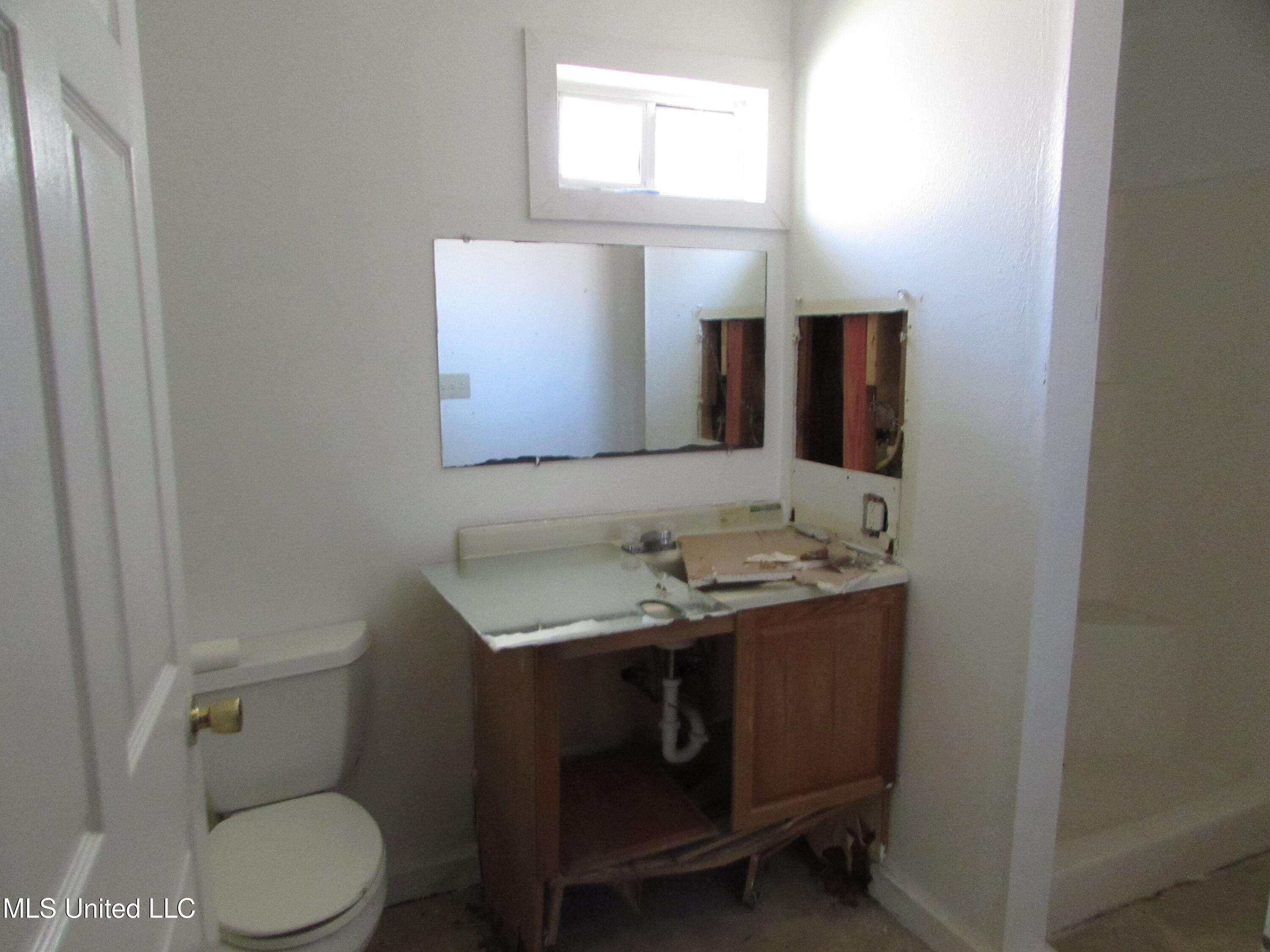 13194 Dedeaux Road Gulfport, MS 39503 - Photo 4 of 23 IMG_1204