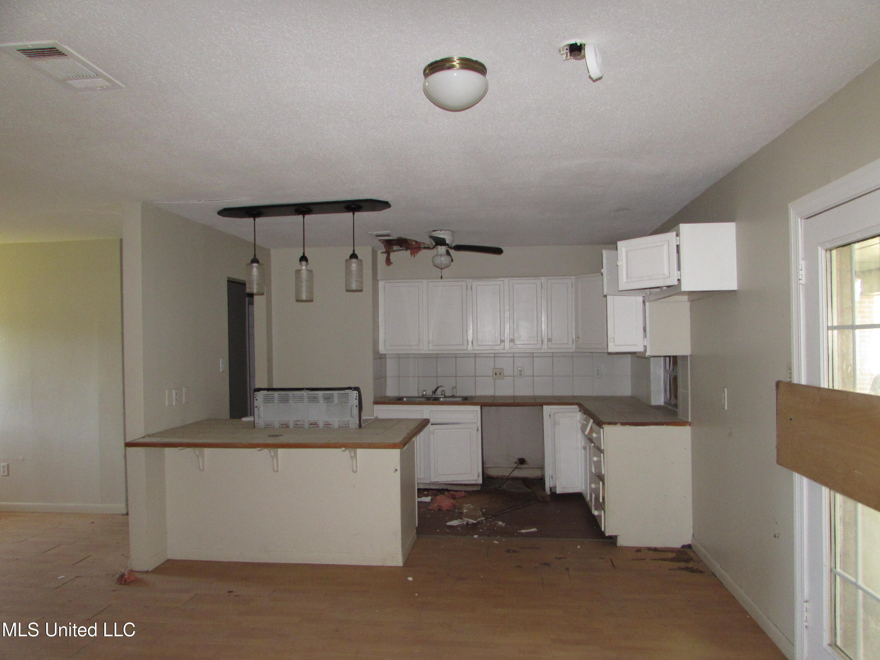 13194 Dedeaux Road Gulfport, MS 39503 - Photo 6 of 23 IMG_1206