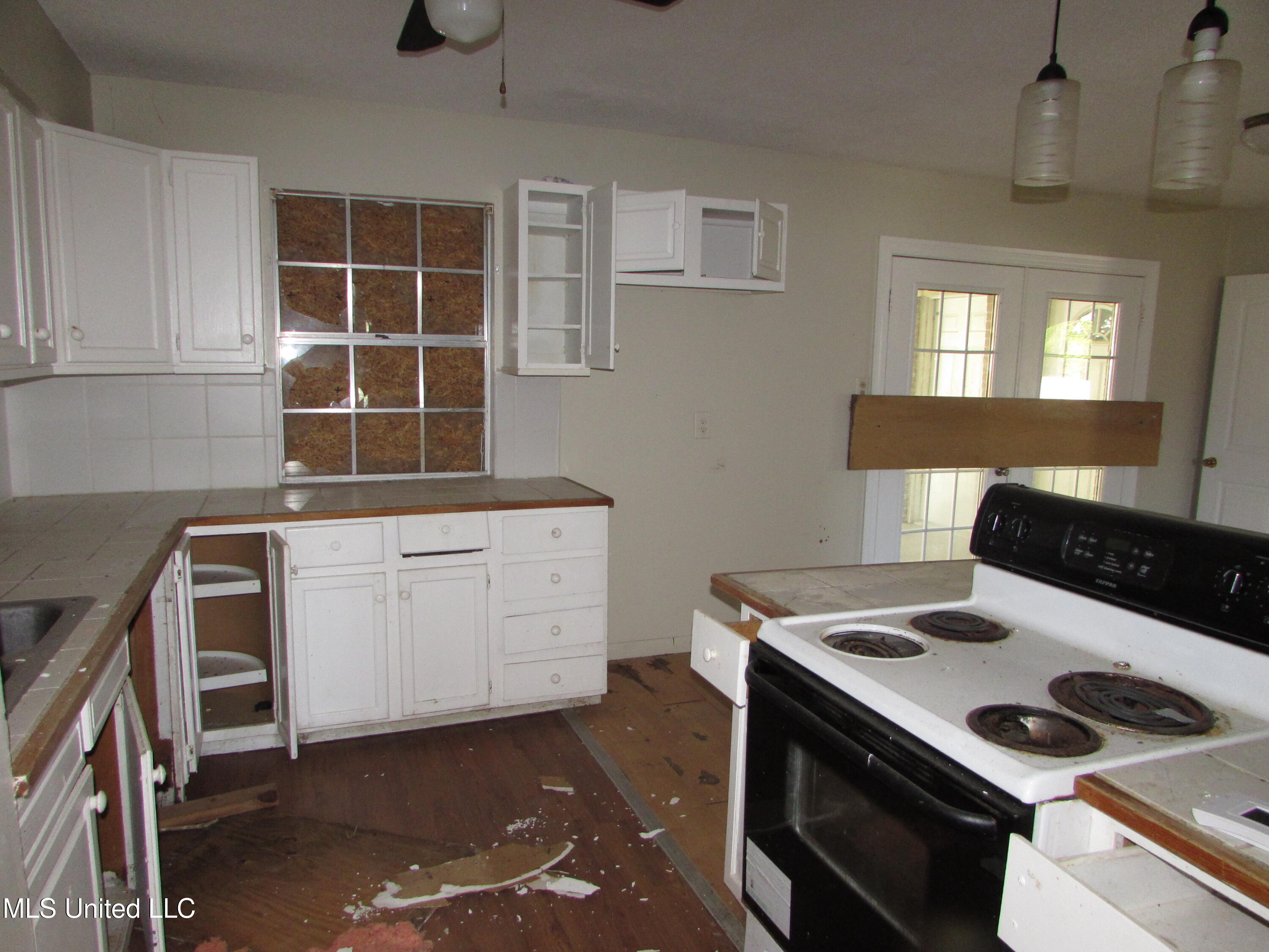 13194 Dedeaux Road Gulfport, MS 39503 - Photo 8 of 23 IMG_1208