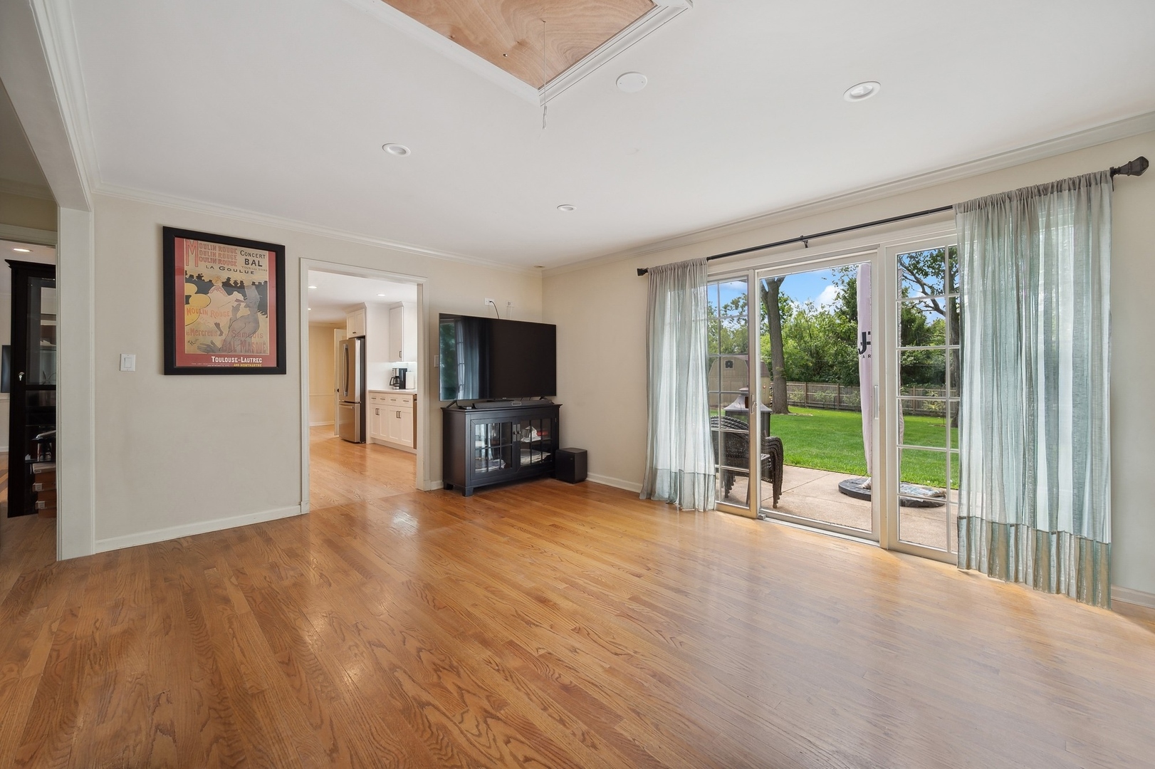 1165 West Deerpath Road Lake Forest, IL 60045 - Photo 7 of 16 a view of a livingroom with a flat screen tv