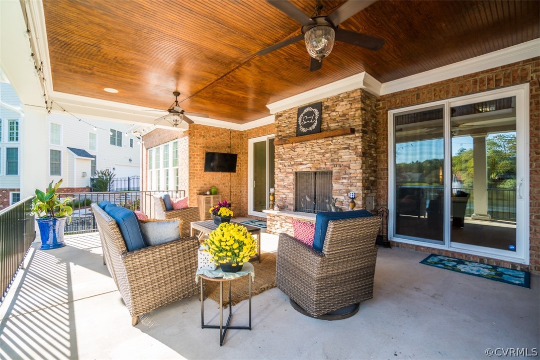 556 Raleigh Manor Road Henrico, VA 23229 - Photo 11 of 41 Great room open to a covered patio complete with a