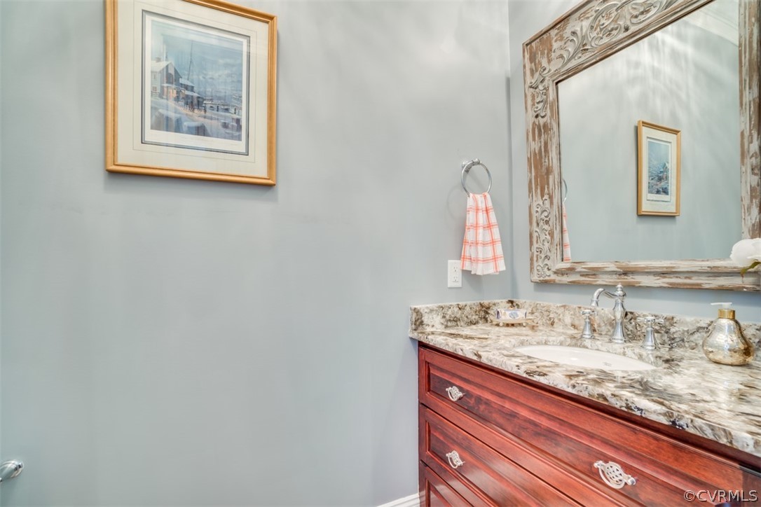 556 Raleigh Manor Road Henrico, VA 23229 - Photo 20 of 41 Main level powder room