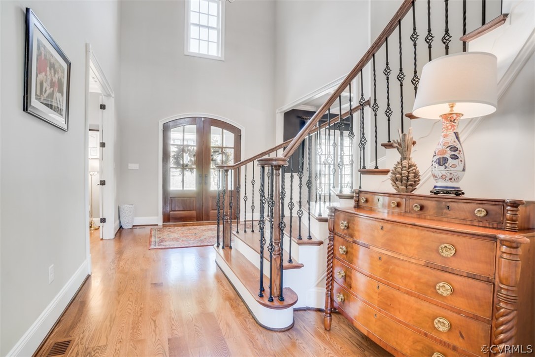 556 Raleigh Manor Road Henrico, VA 23229 - Photo 4 of 41 18' foyer filled with sun