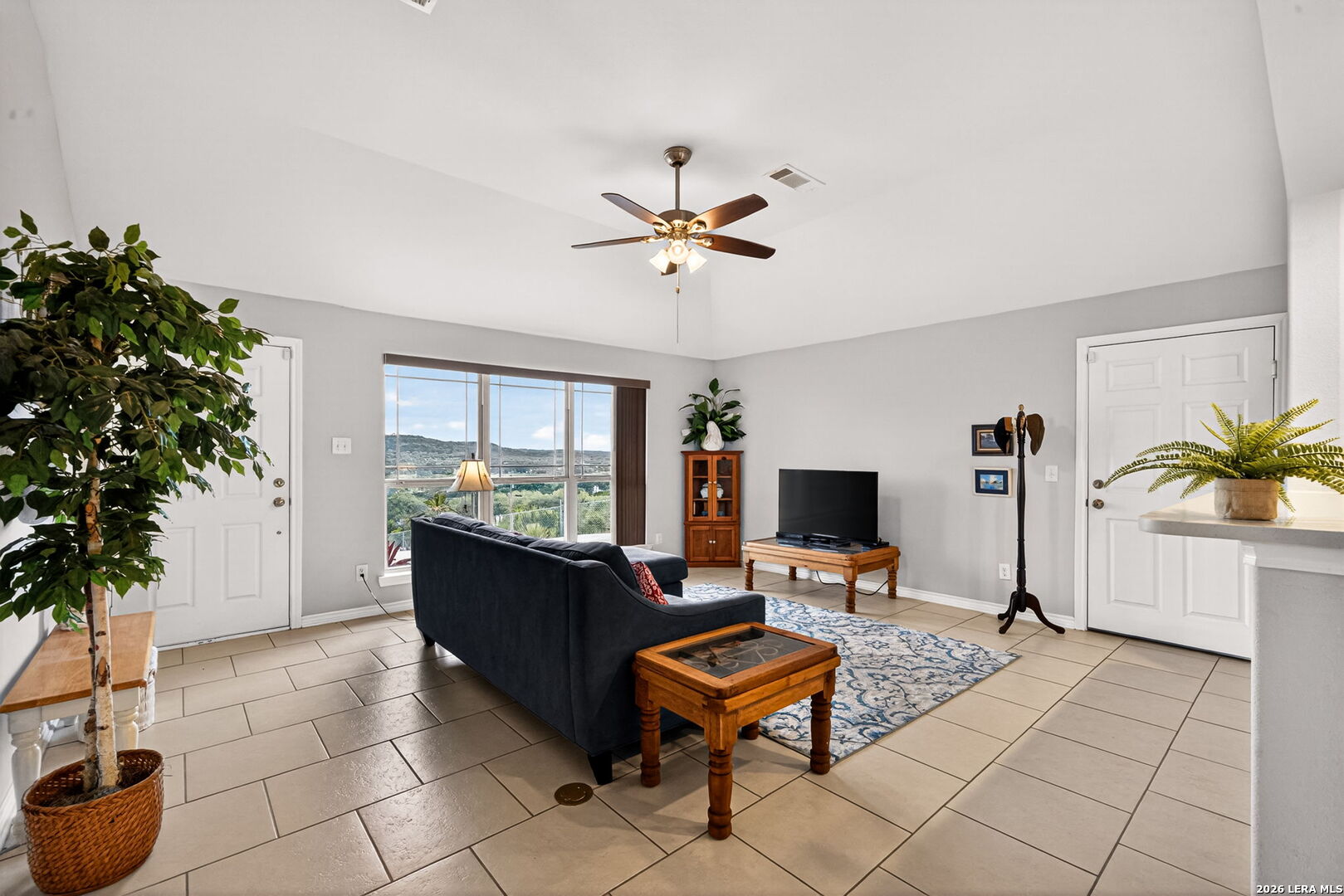 142 Harbour Vw Road Lakehills, TX 78063 - Photo 10 of 38 a living room with furniture and a potted plant