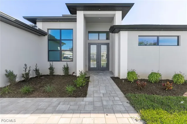 $589,000 | 305 Northwest 15th Place, Cape Coral, FL 33993