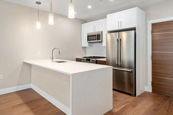 $3,000 | 425 Lagrange Street, Unit 107, Boston, MA 02132