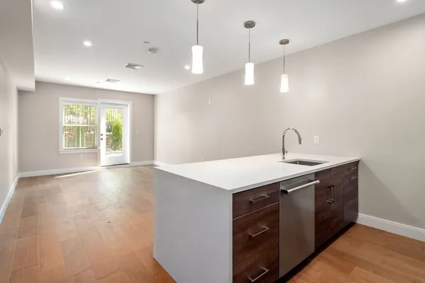 $3,000 | 425 Lagrange Street, Unit 107, Boston, MA 02132