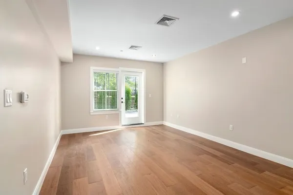$3,000 | 425 Lagrange Street, Unit 107, Boston, MA 02132