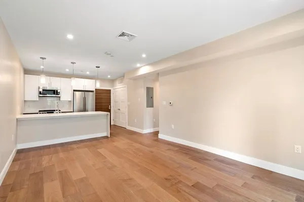 $3,000 | 425 Lagrange Street, Unit 107, Boston, MA 02132