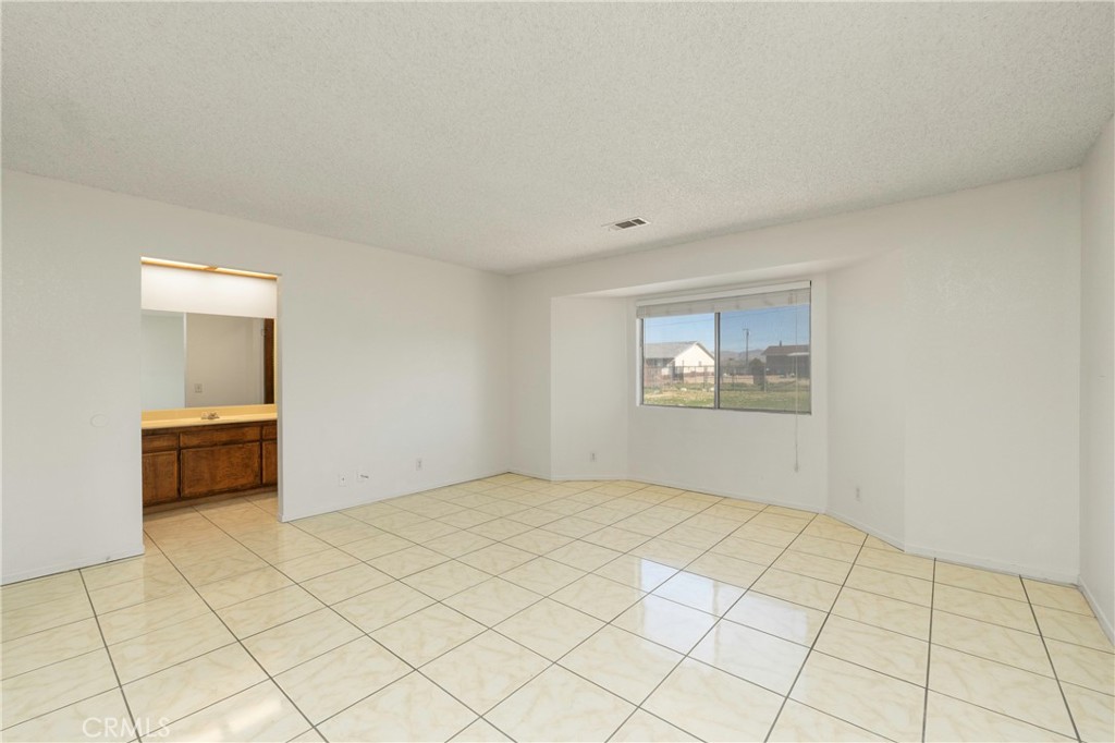 11135 Truchas Road Apple Valley, CA 92308 - Photo 20 of 35 a view of an empty room and window