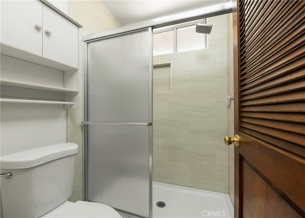 11135 Truchas Road Apple Valley, CA 92308 - Photo 21 of 35 a bathroom with a shower and a toilet