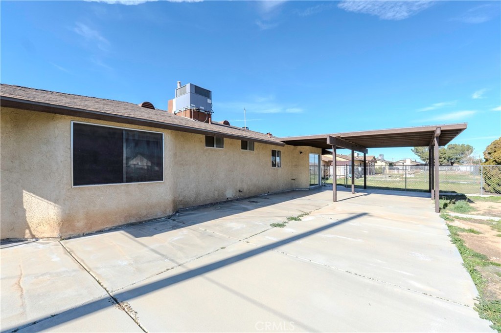 11135 Truchas Road Apple Valley, CA 92308 - Photo 24 of 35 a bathroom with a bathtub and a sink