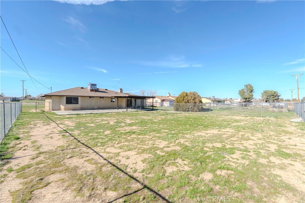 11135 Truchas Road Apple Valley, CA 92308 - Photo 25 of 35 a bathroom with a bathtub
