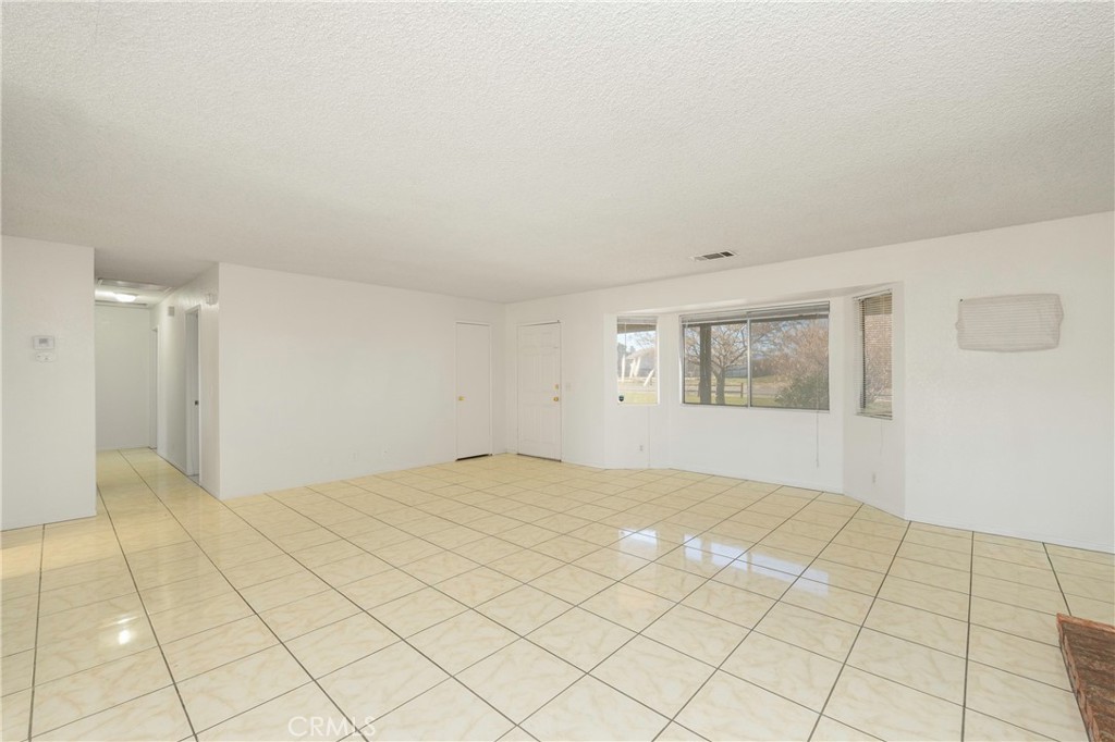11135 Truchas Road Apple Valley, CA 92308 - Photo 6 of 35 a view of an empty room and window