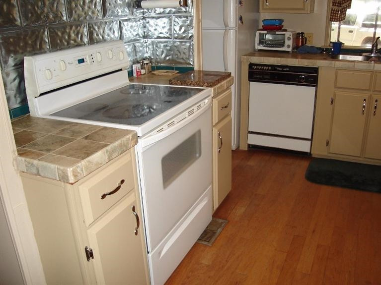 1901 111th Street Lubbock, TX 79423 - Photo 6 of 10 a utility room with dryer and washer