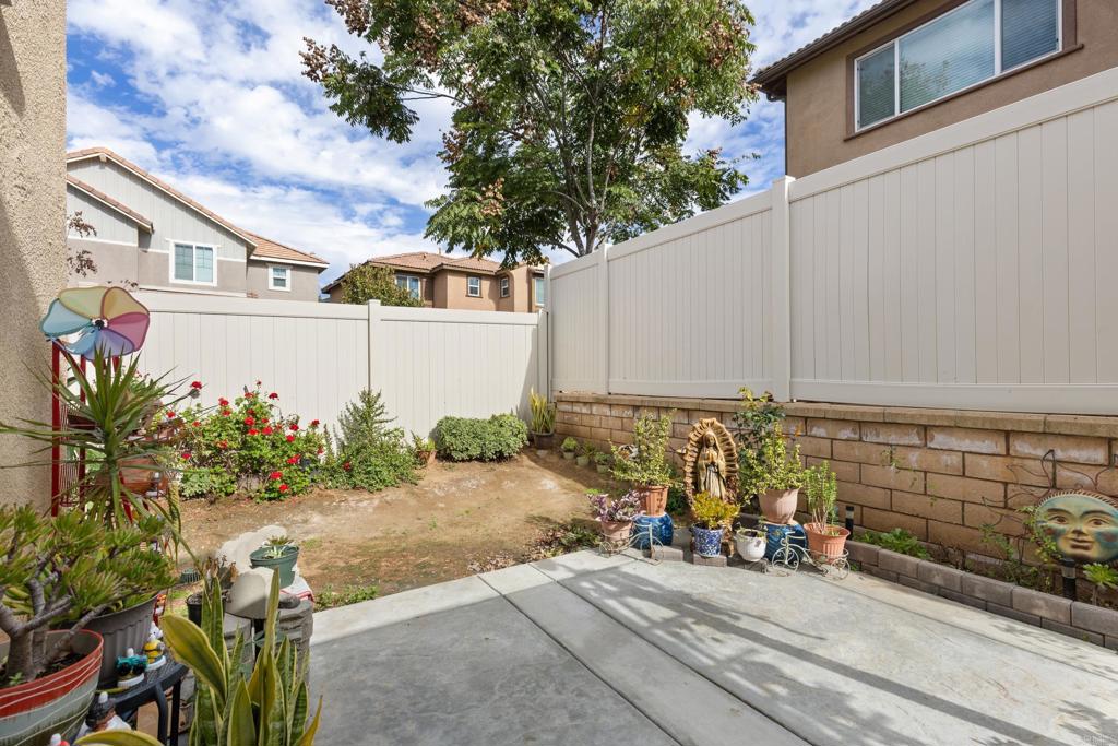 35461 Brown Galloway Lane Fallbrook, CA 92028 - Photo 13 of 36 Backyard Patio & Yard