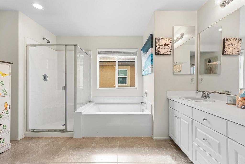 35461 Brown Galloway Lane Fallbrook, CA 92028 - Photo 19 of 36 Dual Sink Vanity, Separate Water Closet, Shower & Bathtub