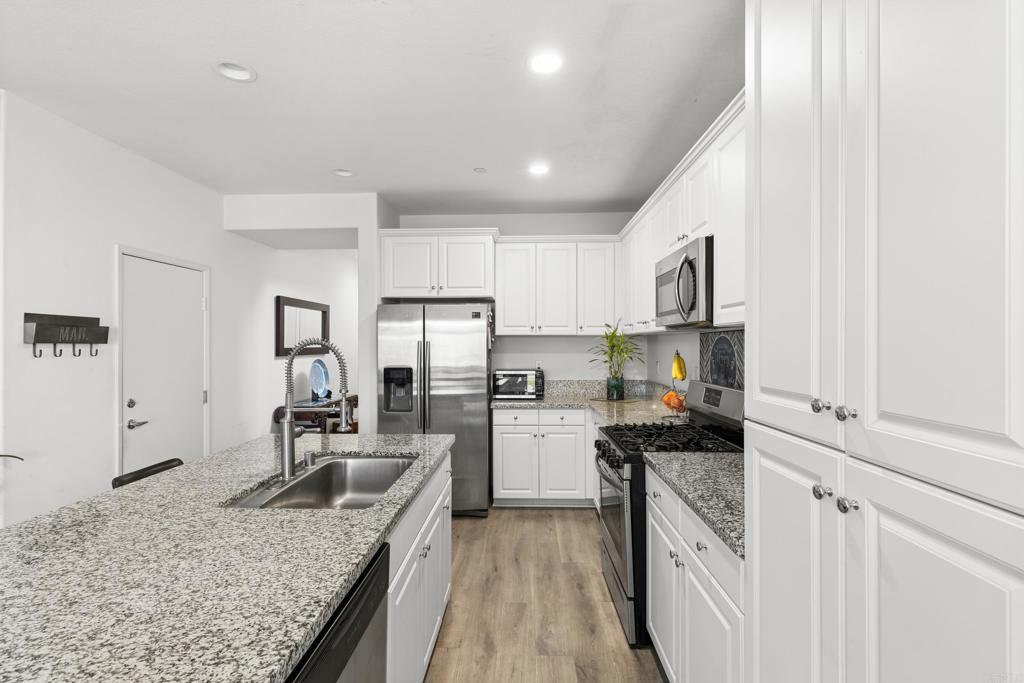 35461 Brown Galloway Lane Fallbrook, CA 92028 - Photo 4 of 36 Modern Kitchen