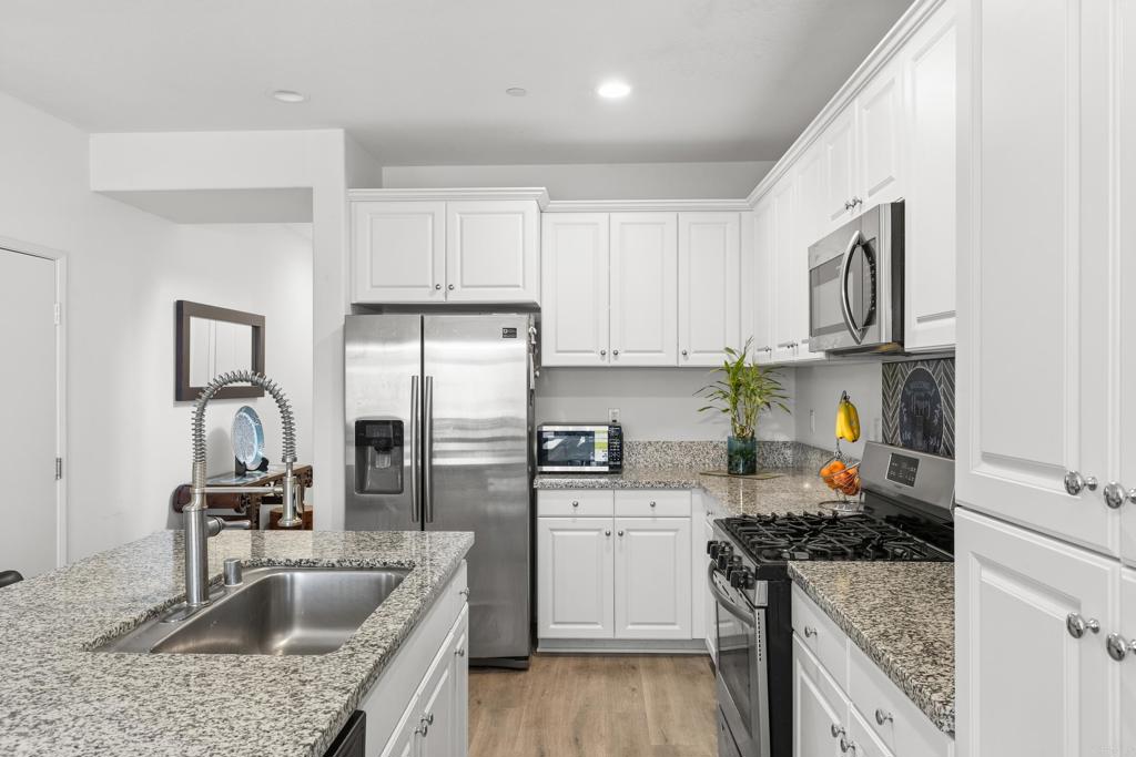 35461 Brown Galloway Lane Fallbrook, CA 92028 - Photo 5 of 36 Modern Kitchen