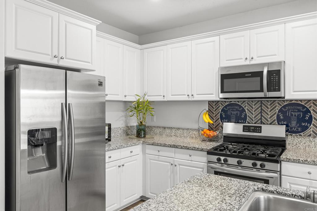 35461 Brown Galloway Lane Fallbrook, CA 92028 - Photo 6 of 36 Modern Kitchen