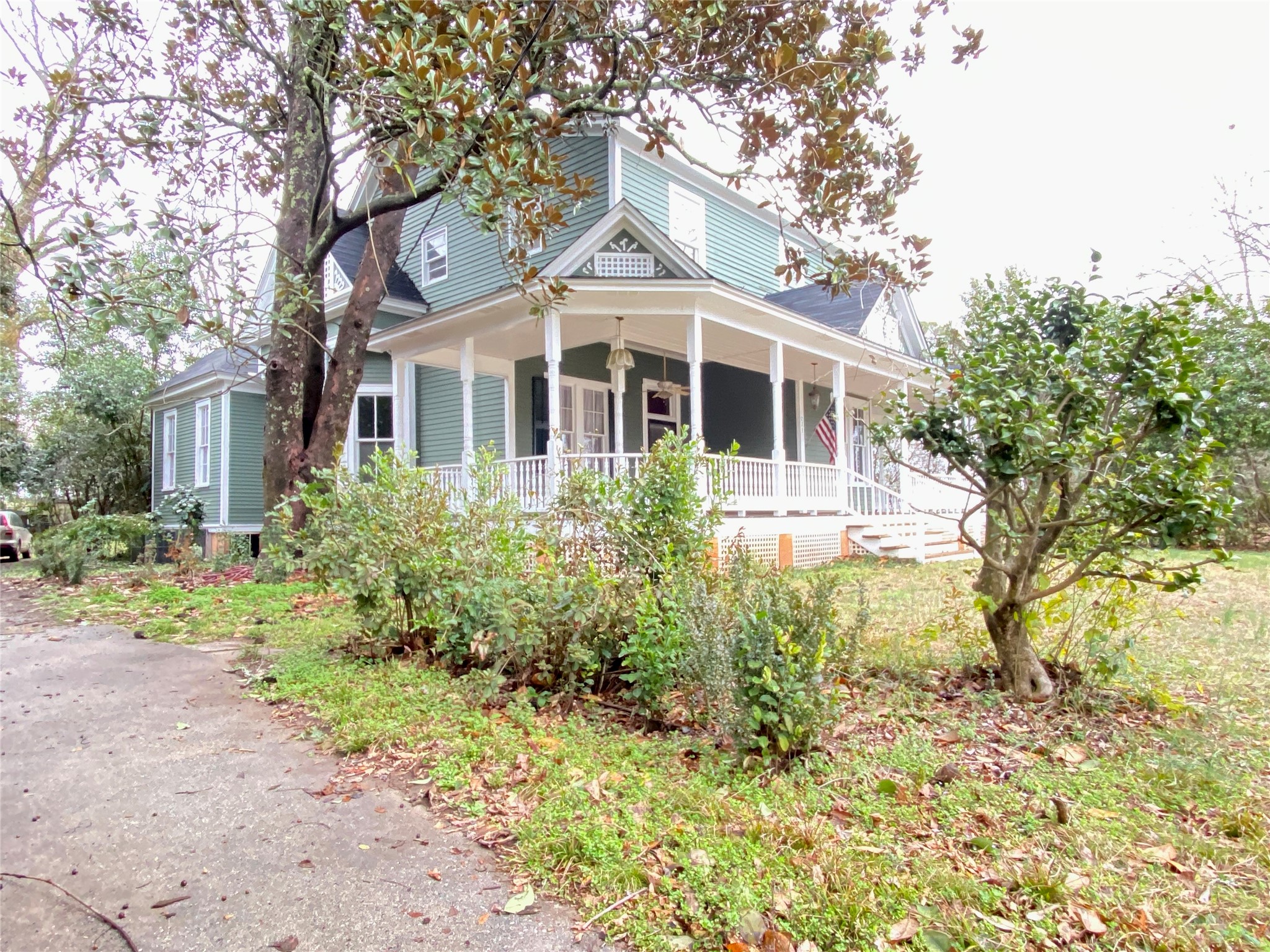 223 East Robert Toombs Avenue Washington, GA 30673 - Photo 1 of 46 a front view of a house with garden