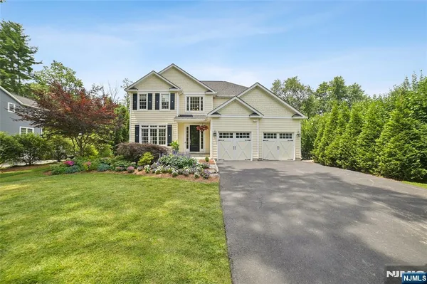 a view of a yard in front of house