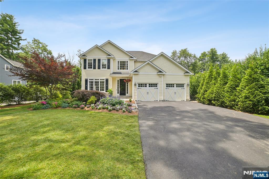 44 Millbrook Road New Vernon, NJ 07976 - Photo 1 of 45 a view of a yard in front of house