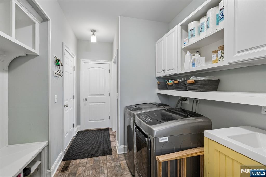 44 Millbrook Road New Vernon, NJ 07976 - Photo 20 of 45 a kitchen that has a stove and a refrigerator