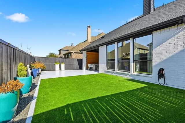a view of a house with backyard and sitting area
