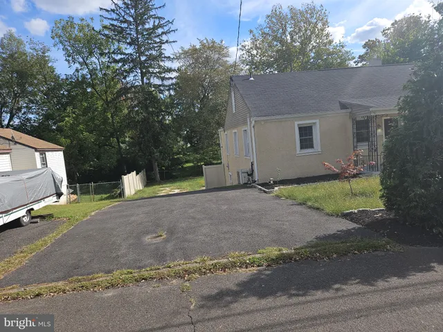 a view of a house with backyard and a tree