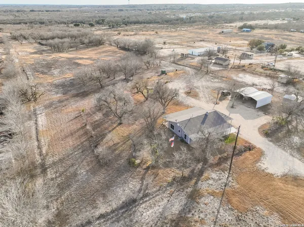$575,000 | 390 West Co Road 5719, Devine, TX 78016