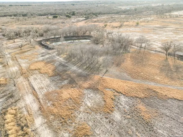 $575,000 | 390 West Co Road 5719, Devine, TX 78016