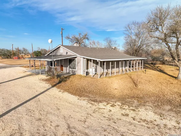 $575,000 | 390 West Co Road 5719, Devine, TX 78016