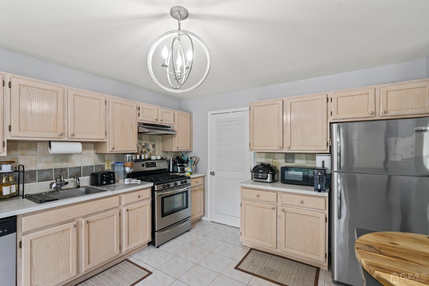 909 Plymouth Road North Brunswick, NJ 08902 - Photo 11 of 37 Gallery Image 11