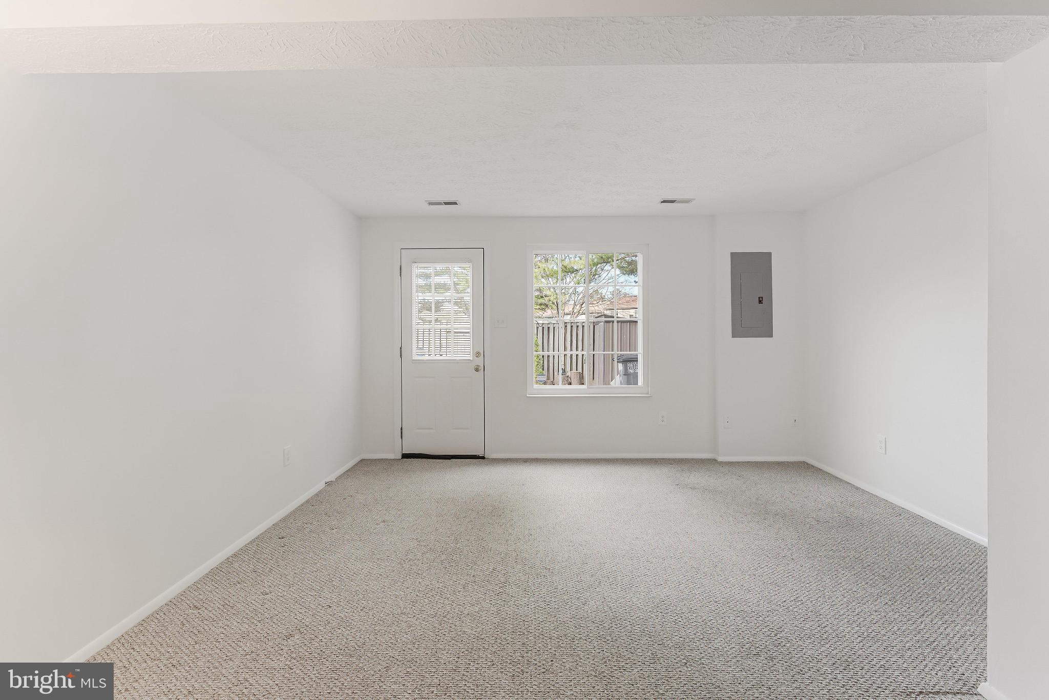 1682 Harvest Green Court Reston, VA 20194 - Photo 28 of 39 an empty room with windows