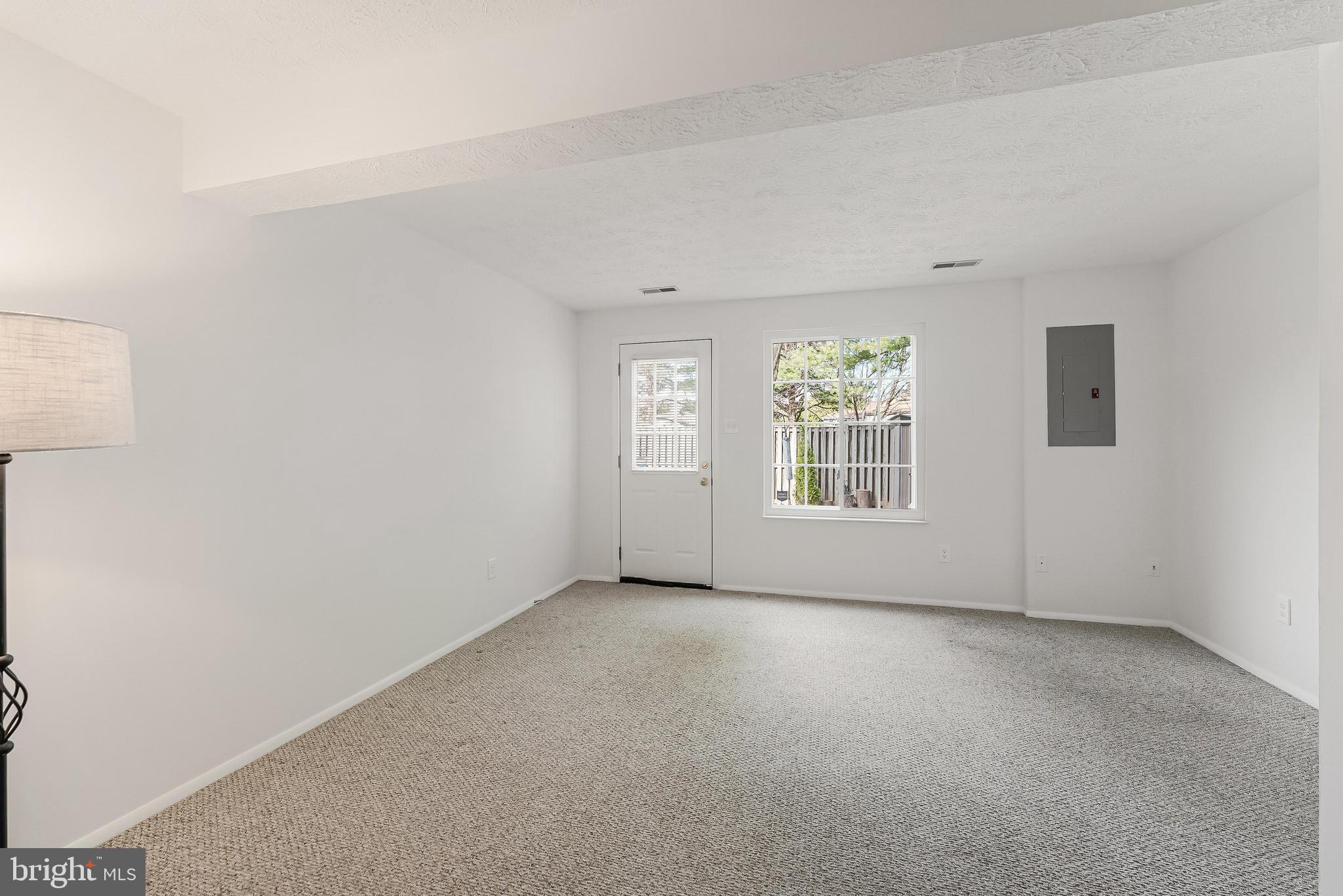 1682 Harvest Green Court Reston, VA 20194 - Photo 29 of 39 an empty room with windows