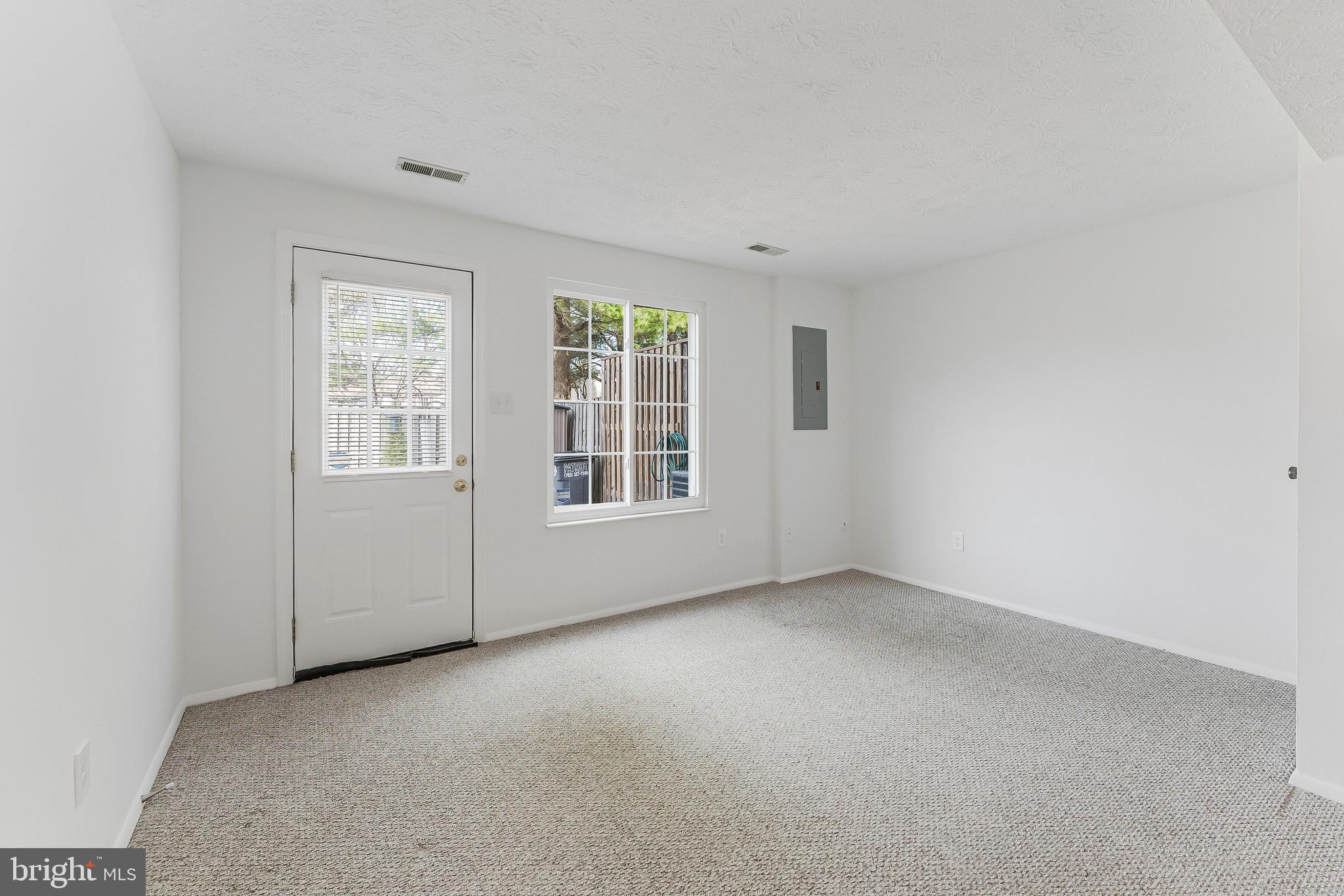 1682 Harvest Green Court Reston, VA 20194 - Photo 31 of 39 an empty room with windows