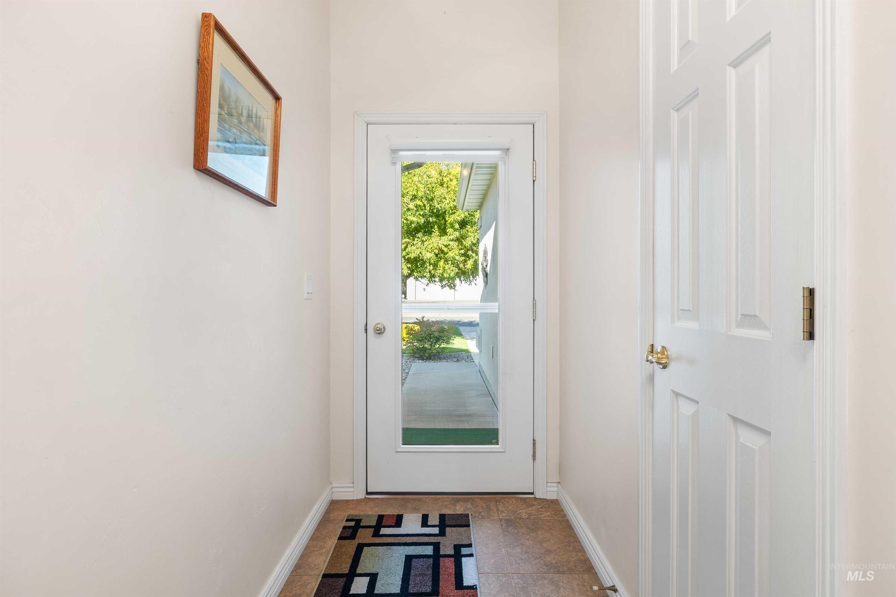 215 Los Lagos Twin Falls, ID 83301 - Photo 4 of 30 Doorway with baseboards