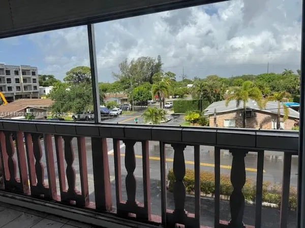 $2,000 | 215 Southeast 3rd Avenue, Unit 307B, Hallandale Beach, FL 33009