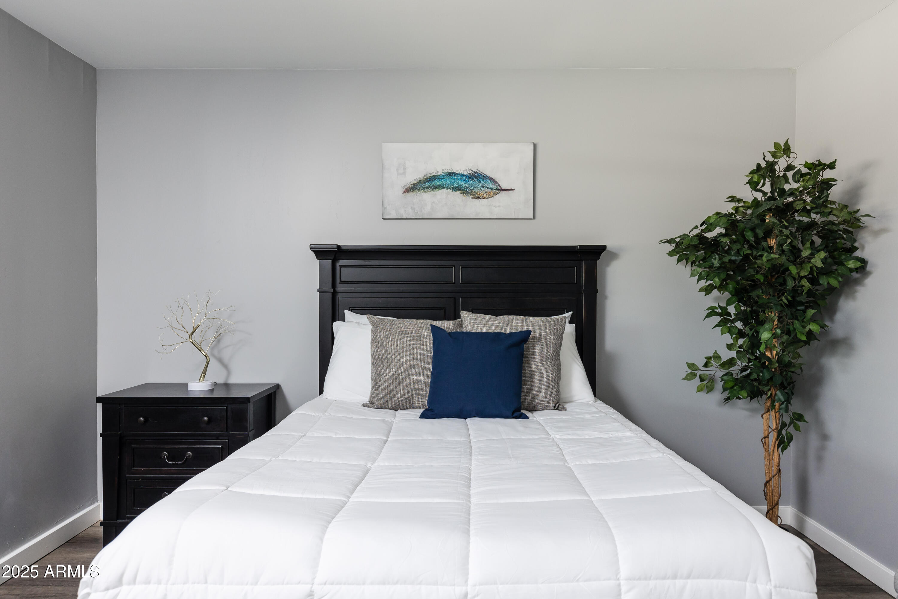 3043 North 85th Place Scottsdale, AZ 85251 - Photo 23 of 33 a bedroom with a large bed and a potted plant