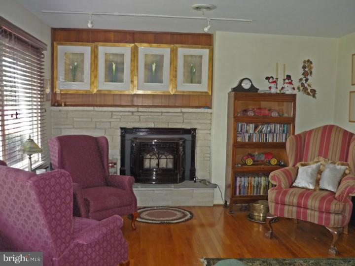 458 Mountain View Road Reading, PA 19607 - Photo 6 of 15 Living Room