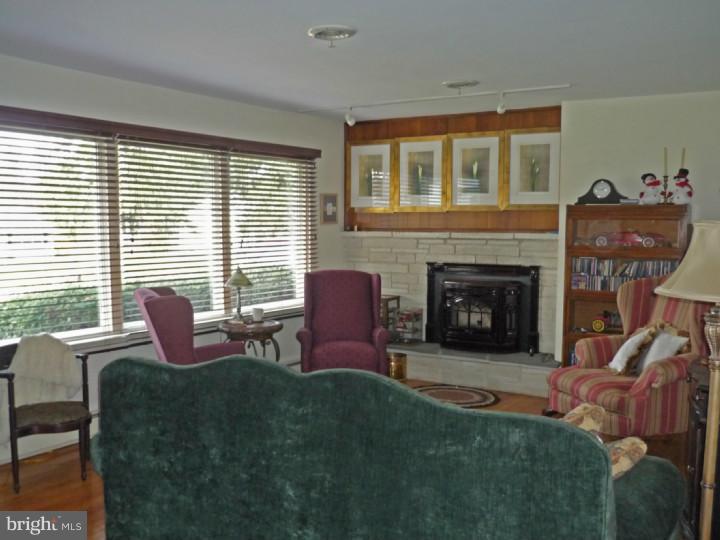 458 Mountain View Road Reading, PA 19607 - Photo 7 of 15 Living Room