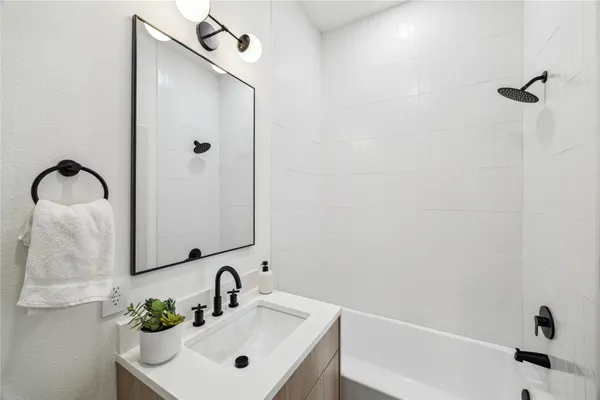 $1,850 | 413 Clearwater Street, Unit B, Houston, TX 77029