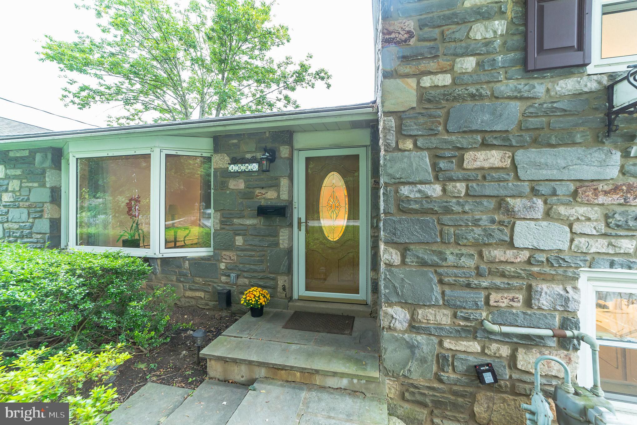 1825 Lawrence Road Havertown, PA 19083 - Photo 3 of 36