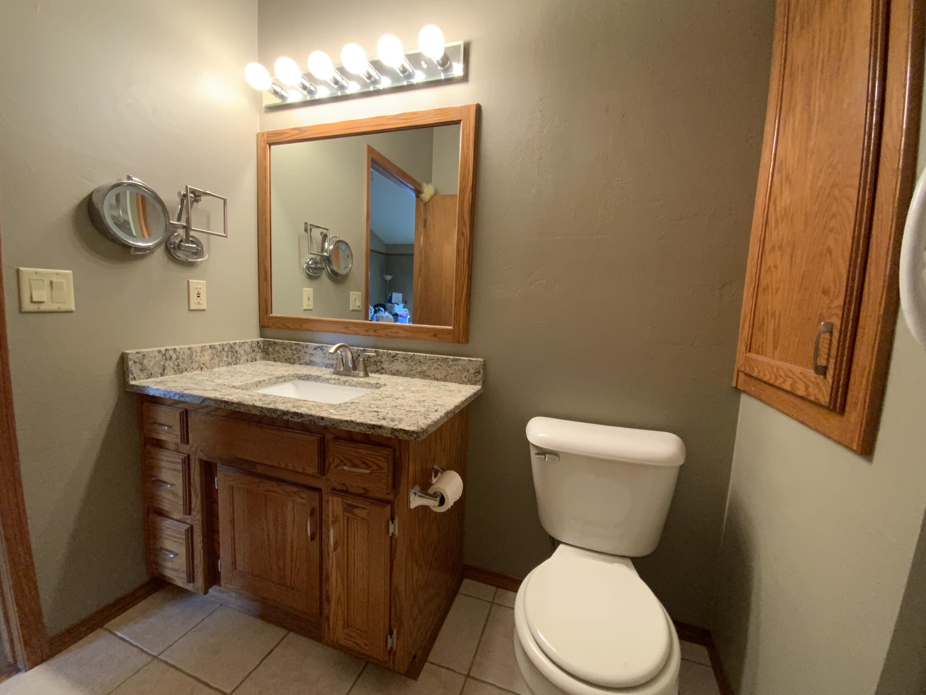 1807 Ridgeway Drive, Unit 38 De Pere, WI 54115 - Photo 25 of 39 main bathroom