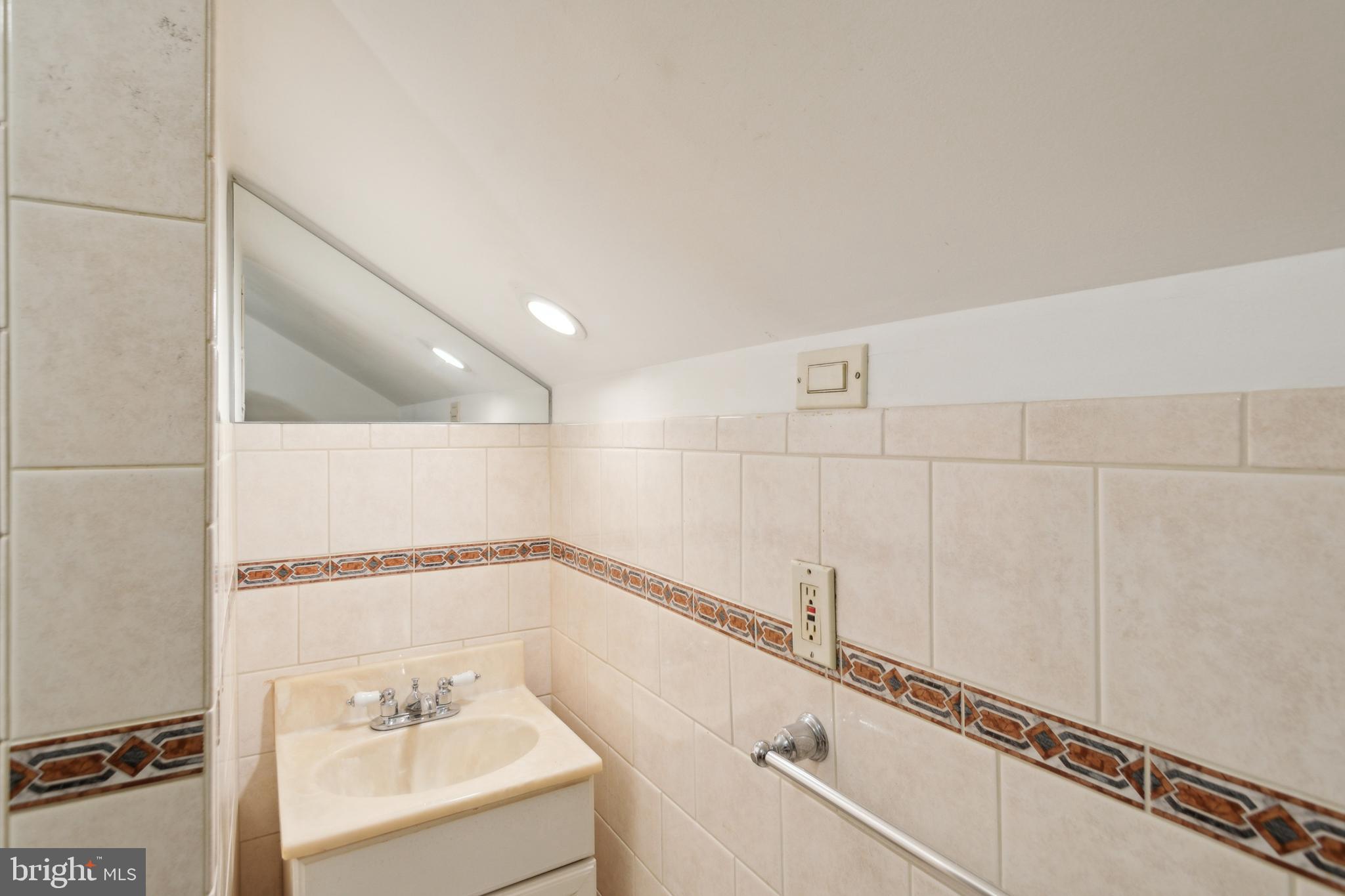 808 Bordentown Road Burlington, NJ 08016 - Photo 13 of 25 2nd Floor Bathroom