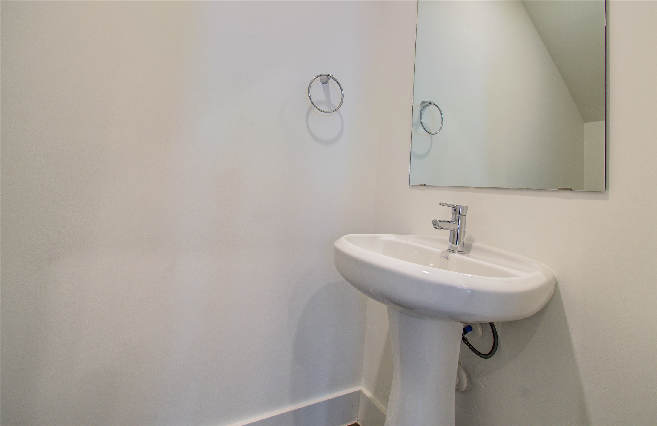 556 Janisch Road Houston, TX 77018 - Photo 12 of 29 a bathroom with a sink and mirror