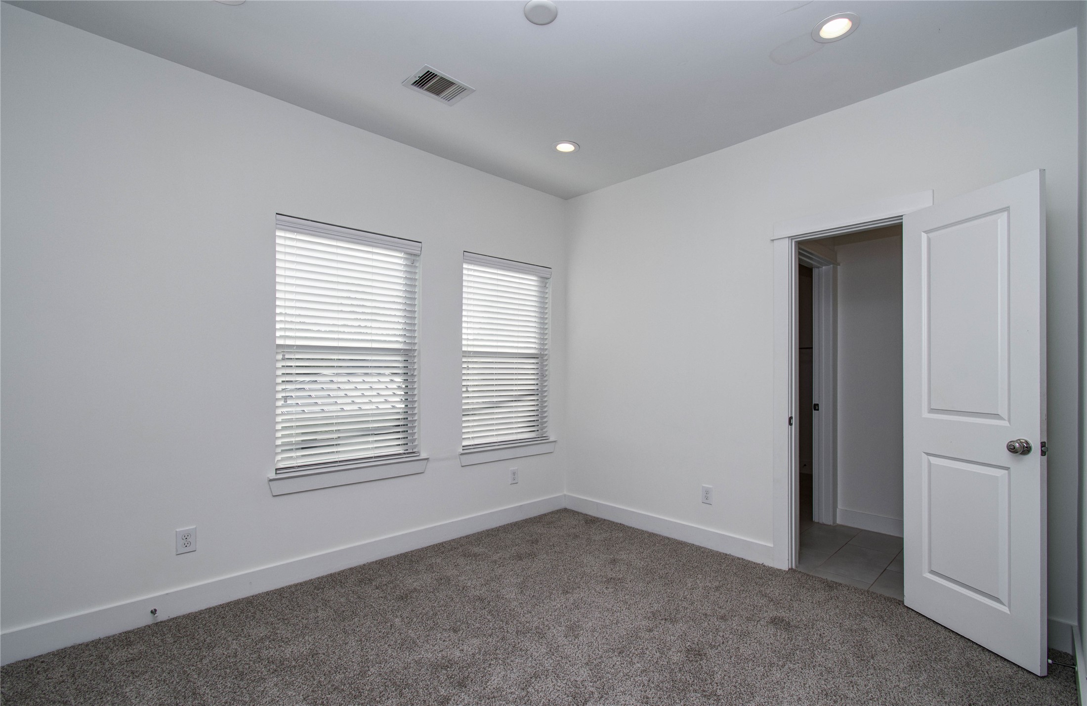 556 Janisch Road Houston, TX 77018 - Photo 13 of 29 an empty room with windows