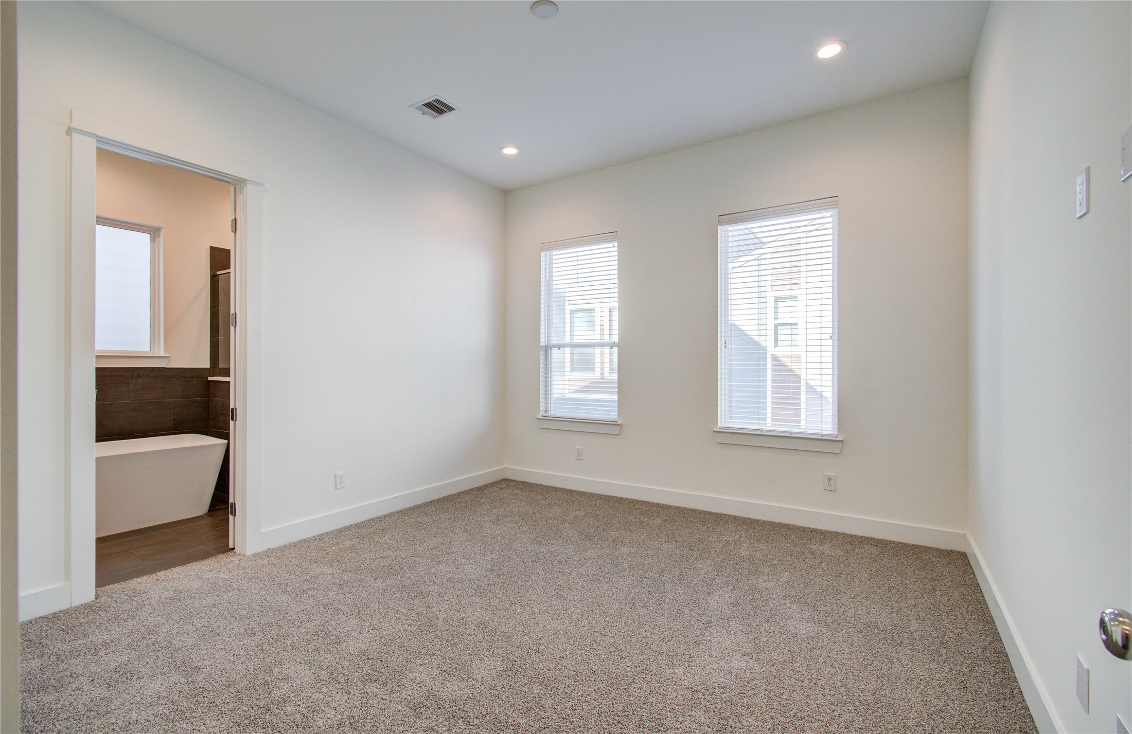 556 Janisch Road Houston, TX 77018 - Photo 21 of 29 a view of an empty room with a window
