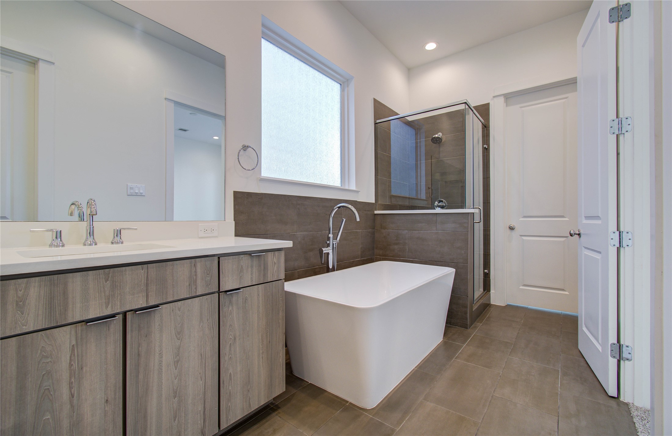 556 Janisch Road Houston, TX 77018 - Photo 27 of 29 a bathroom with a sink and a mirror